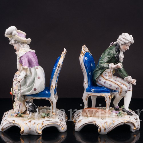 Фарфоровые статуэтки Пара на креслах, играющая с кошкой и собакой, Ackermann & Fritze, Германия, нач. 20 века.