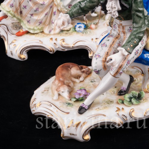 Фарфоровые статуэтки Пара на креслах, играющая с кошкой и собакой, Ackermann & Fritze, Германия, нач. 20 века.