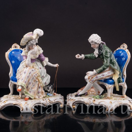 Фарфоровые статуэтки Пара на креслах, играющая с кошкой и собакой, Ackermann & Fritze, Германия, нач. 20 века.