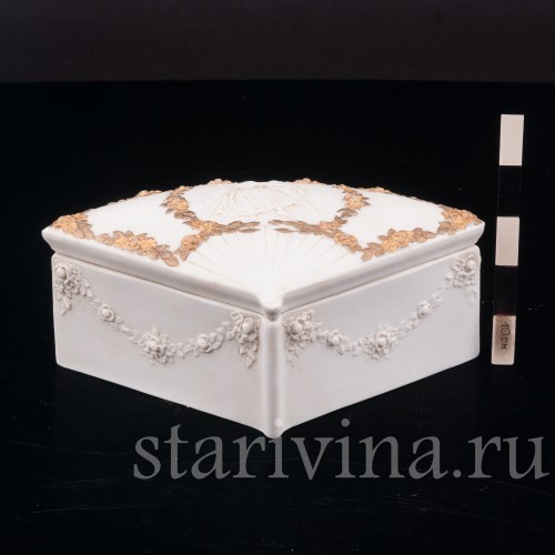 Шкатулка-веер из фарфора Балерина Камарго с кавалером, Muller & Co, Германия, 1907-52 гг.