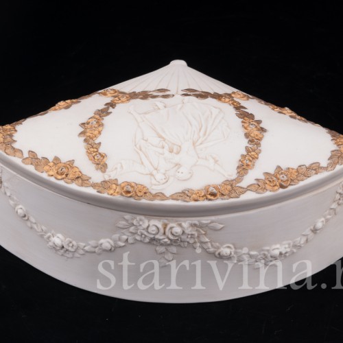 Шкатулка-веер из фарфора Балерина Камарго с кавалером, Muller & Co, Германия, 1907-52 гг.