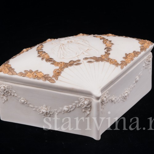 Шкатулка-веер из фарфора Балерина Камарго с кавалером, Muller & Co, Германия, 1907-52 гг.
