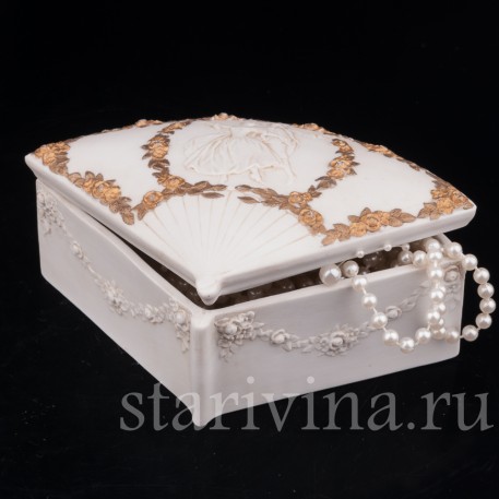 Шкатулка-веер из фарфора Балерина Камарго с кавалером, Muller & Co, Германия, 1907-52 гг.
