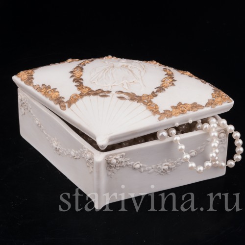 Шкатулка-веер из фарфора Балерина Камарго с кавалером, Muller & Co, Германия, 1907-52 гг.