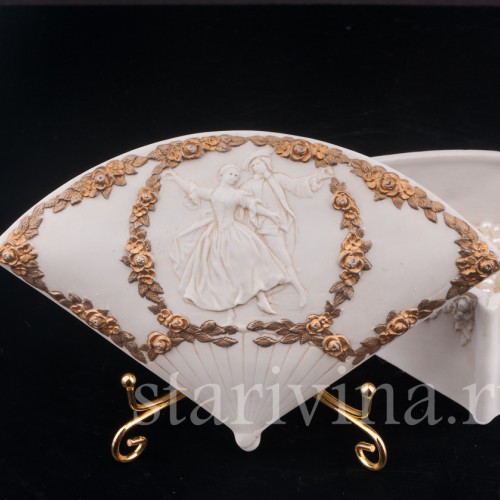 Шкатулка-веер из фарфора Балерина Камарго с кавалером, Muller & Co, Германия, 1907-52 гг.
