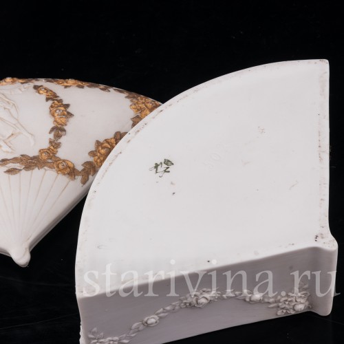 Шкатулка-веер из фарфора Балерина Камарго с кавалером, Muller & Co, Германия, 1907-52 гг.