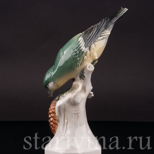Фигурка птицы из фарфора Клёст с сосновой шишкой Volkstedt, Германия, 1962 г.