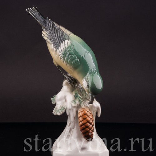 Фигурка птицы из фарфора Клёст с сосновой шишкой Volkstedt, Германия, 1962 г.
