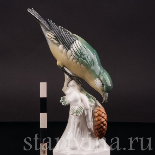 Фигурка птицы из фарфора Клёст с сосновой шишкой Volkstedt, Германия, 1962 г.