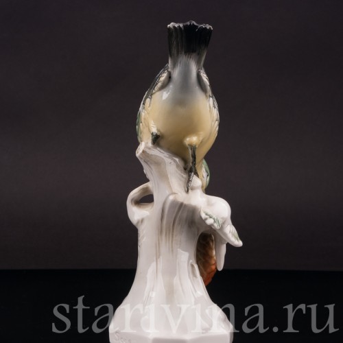 Фигурка птицы из фарфора Клёст с сосновой шишкой Volkstedt, Германия, 1962 г.