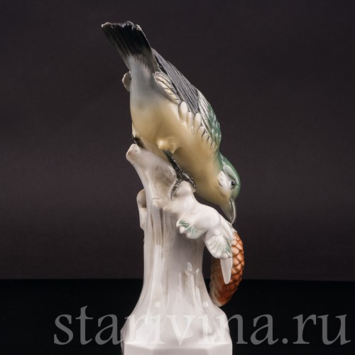 Фигурка птицы из фарфора Клёст с сосновой шишкой Volkstedt, Германия, 1962 г.
