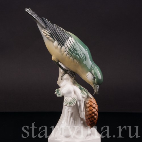 Фигурка птицы из фарфора Клёст с сосновой шишкой Volkstedt, Германия, 1962 г.