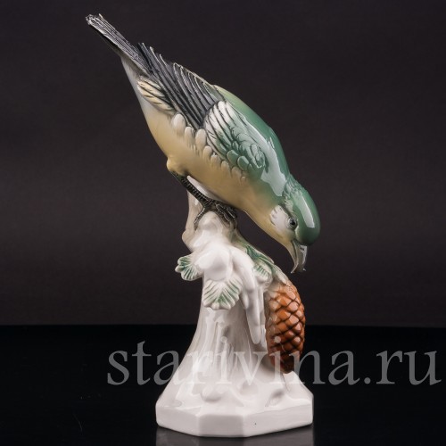 Фигурка птицы из фарфора Клёст с сосновой шишкой Volkstedt, Германия, 1962 г.
