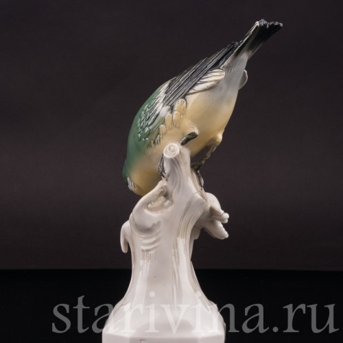 Фигурка птицы из фарфора Клёст с сосновой шишкой Volkstedt, Германия, 1962 г.