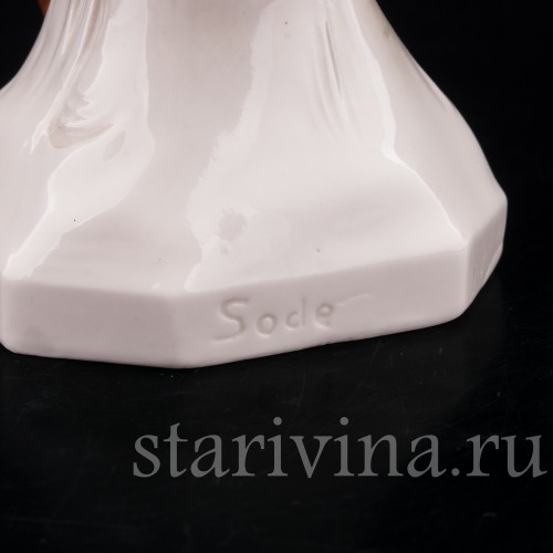 Фигурка птицы из фарфора Клёст с сосновой шишкой Volkstedt, Германия, 1962 г.