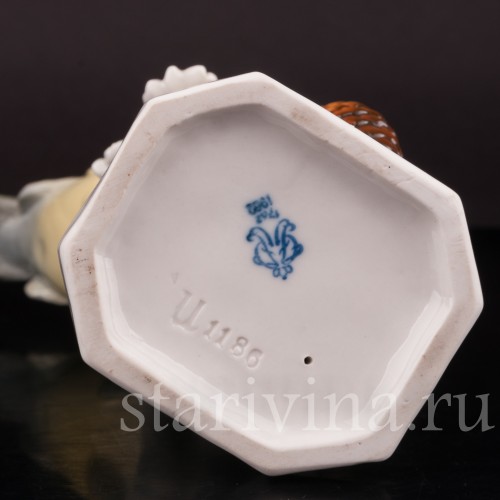 Фигурка птицы из фарфора Клёст с сосновой шишкой Volkstedt, Германия, 1962 г.