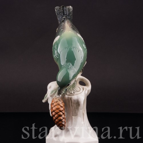 Фигурка птицы из фарфора Клёст с сосновой шишкой Volkstedt, Германия, 1962 г.