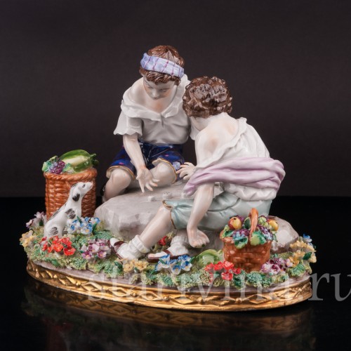 Композиция из фарфора Дети, играющие в кости, Sitzendorf, Германия, вт. пол. 20 в.