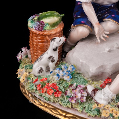 Композиция из фарфора Дети, играющие в кости, Sitzendorf, Германия, вт. пол. 20 в.
