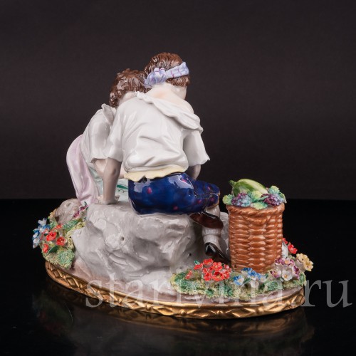 Композиция из фарфора Дети, играющие в кости, Sitzendorf, Германия, вт. пол. 20 в.