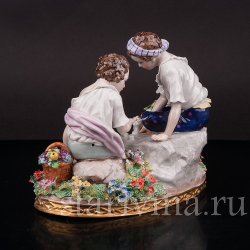 Композиция из фарфора Дети, играющие в кости, Sitzendorf, Германия, вт. пол. 20 в.