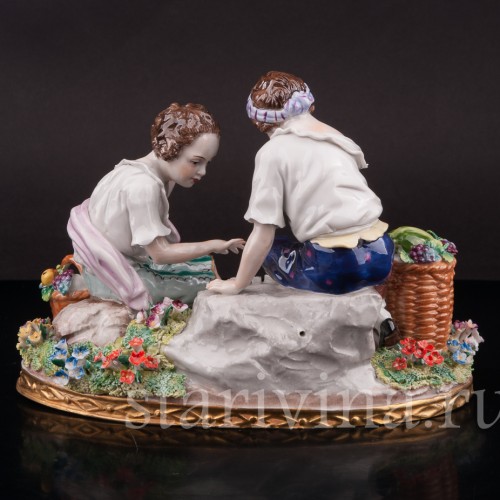 Композиция из фарфора Дети, играющие в кости, Sitzendorf, Германия, вт. пол. 20 в.