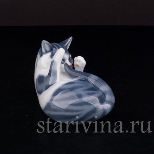 Фарфоровая фигурка Котёнок, играющий со свои хвостом, Royal Copenhagen, Дания, 1980-е гг.