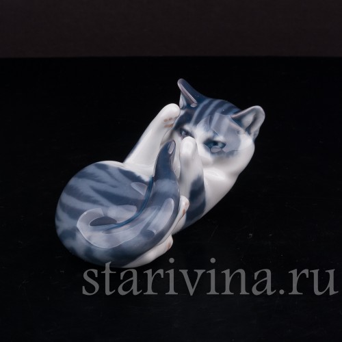 Фарфоровая фигурка Котёнок, играющий со свои хвостом, Royal Copenhagen, Дания, 1980-е гг.