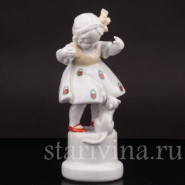 Статуэтка из фарфора Девочка, игрющая с котёнком, Hertwig & Co, Германия, 1920-30 гг.