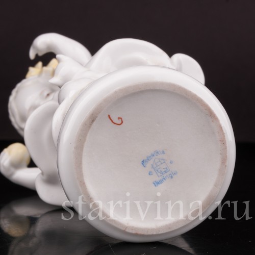 Статуэтка из фарфора Девочка, игрющая с котёнком, Hertwig & Co, Германия, 1920-30 гг.