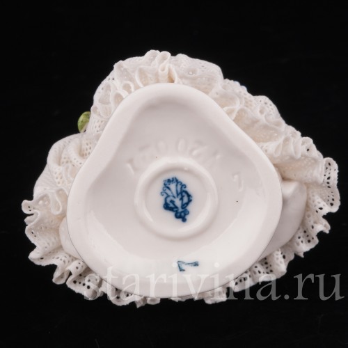 Фигурка из фарфора Танцующая девушка с поднятой рукой, миниатюра, кружевная, Volkstedt, Германия, вт. пол. 20 века.
