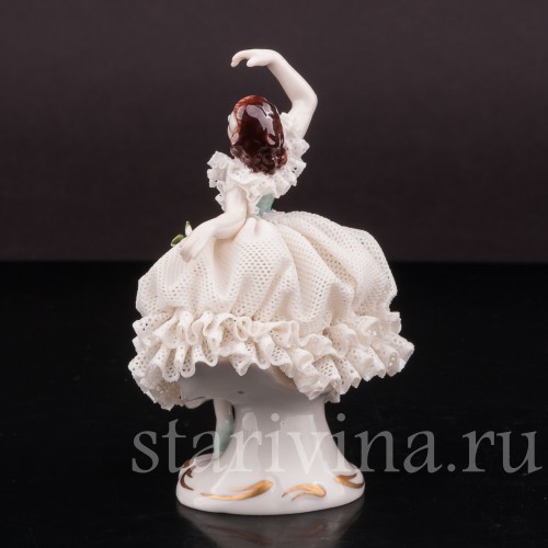 Фигурка из фарфора Танцующая девушка с поднятой рукой, миниатюра, кружевная, Volkstedt, Германия, вт. пол. 20 века.