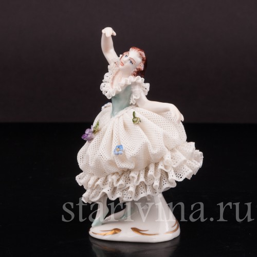 Фигурка из фарфора Танцующая девушка с поднятой рукой, миниатюра, кружевная, Volkstedt, Германия, вт. пол. 20 века.