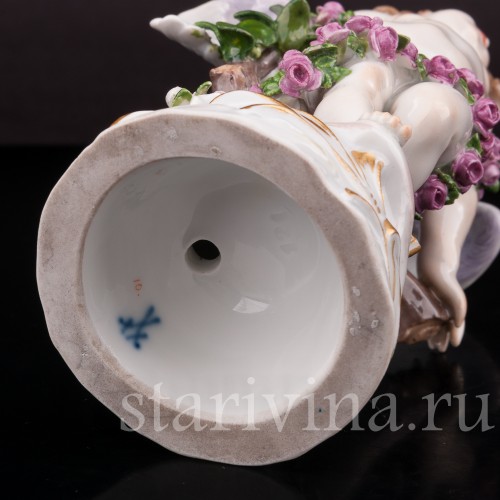 Фарфоровая статуэтка Купидон, связанный гирляндами из роз, Meissen, Германия, кон. 19 - нач. 20 вв.