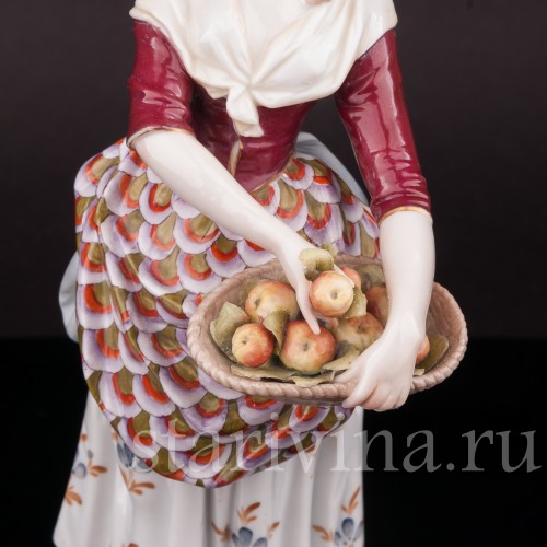 Статуэтка девушки из фарфора Продавщица яблок, Volkstedt, Германия, 1894-1908 гг.