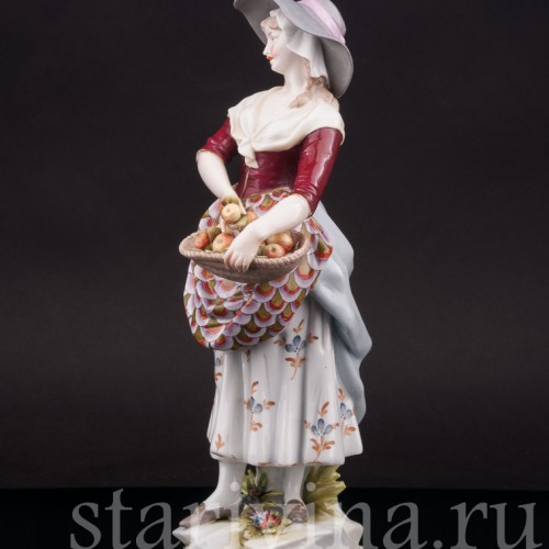 Статуэтка девушки из фарфора Продавщица яблок, Volkstedt, Германия, 1894-1908 гг.