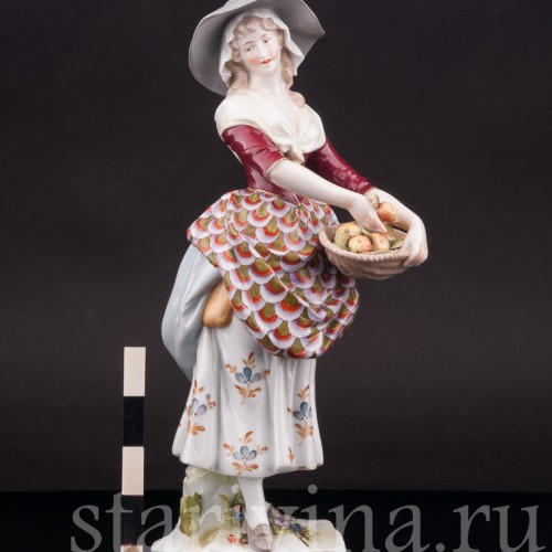 Статуэтка девушки из фарфора Продавщица яблок, Volkstedt, Германия, 1894-1908 гг.