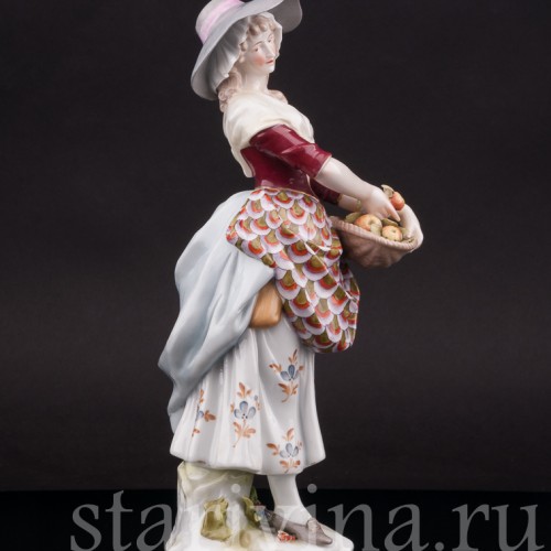 Статуэтка девушки из фарфора Продавщица яблок, Volkstedt, Германия, 1894-1908 гг.