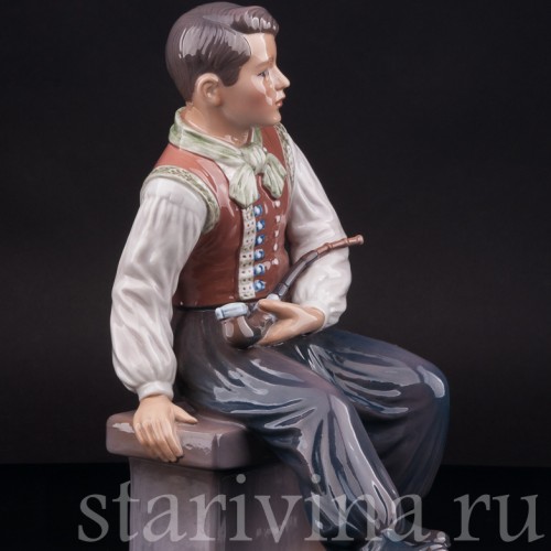 Статуэтка из фарфора Сидящий юноша с трубкой, Dahl Jensen, Дания, 1920-80 гг.