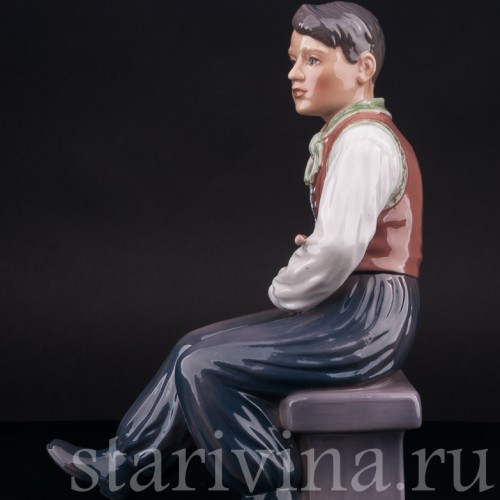 Статуэтка из фарфора Сидящий юноша с трубкой, Dahl Jensen, Дания, 1920-80 гг.