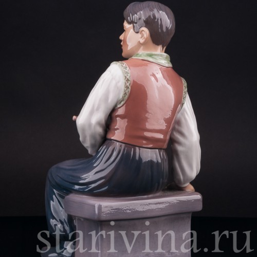 Статуэтка из фарфора Сидящий юноша с трубкой, Dahl Jensen, Дания, 1920-80 гг.