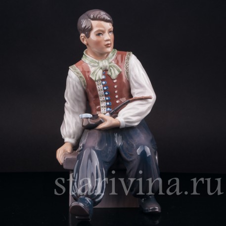 Статуэтка из фарфора Сидящий юноша с трубкой, Dahl Jensen, Дания, 1920-80 гг.