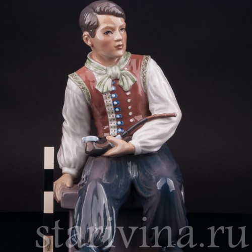 Статуэтка из фарфора Сидящий юноша с трубкой, Dahl Jensen, Дания, 1920-80 гг.