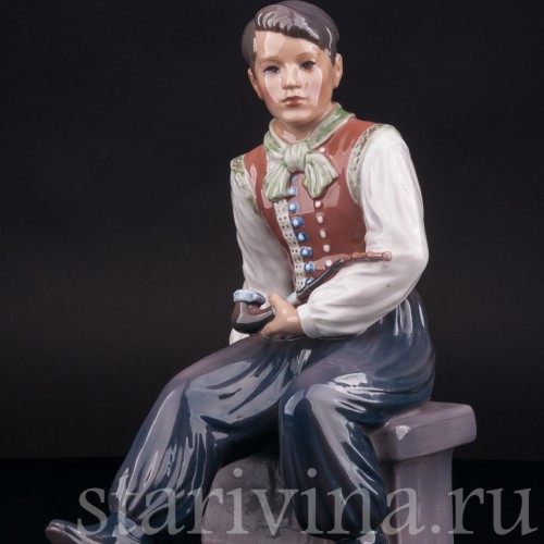 Статуэтка из фарфора Сидящий юноша с трубкой, Dahl Jensen, Дания, 1920-80 гг.
