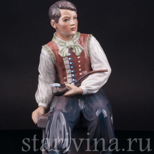 Статуэтка из фарфора Сидящий юноша с трубкой, Dahl Jensen, Дания, 1920-80 гг.