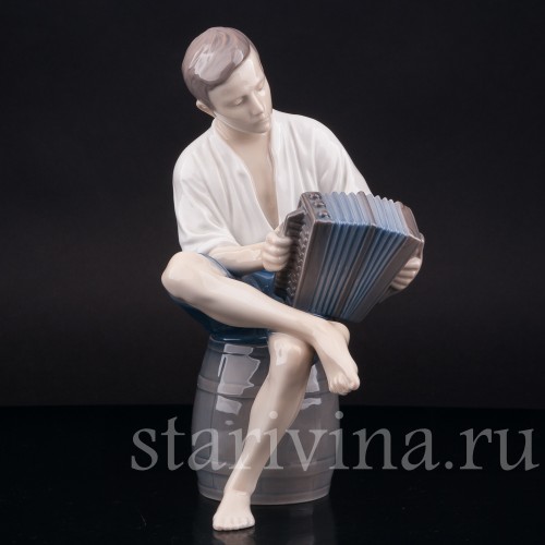 Фарфоровая статуэтка Юноша с гармошкой, Bing & Grondahl, Дания, 1952-58 гг.