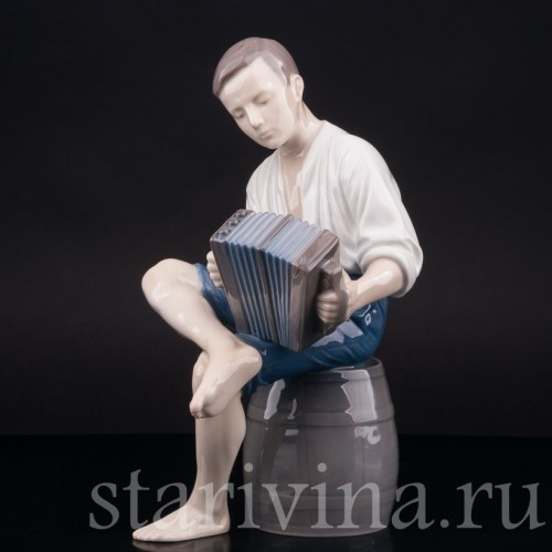 Фарфоровая статуэтка Юноша с гармошкой, Bing & Grondahl, Дания, 1952-58 гг.