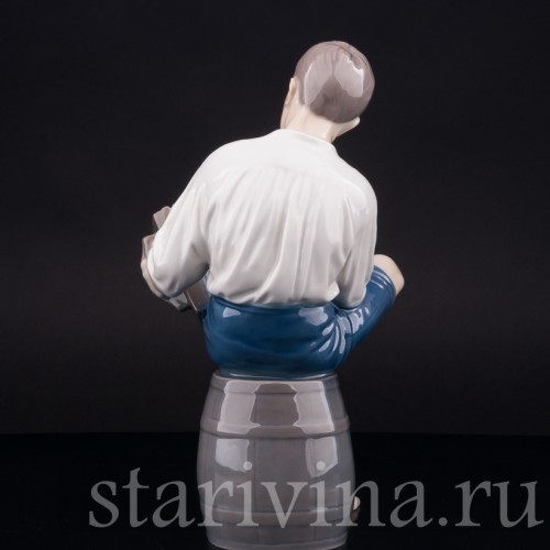 Фарфоровая статуэтка Юноша с гармошкой, Bing & Grondahl, Дания, 1952-58 гг.