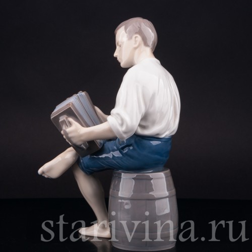 Фарфоровая статуэтка Юноша с гармошкой, Bing & Grondahl, Дания, 1952-58 гг.