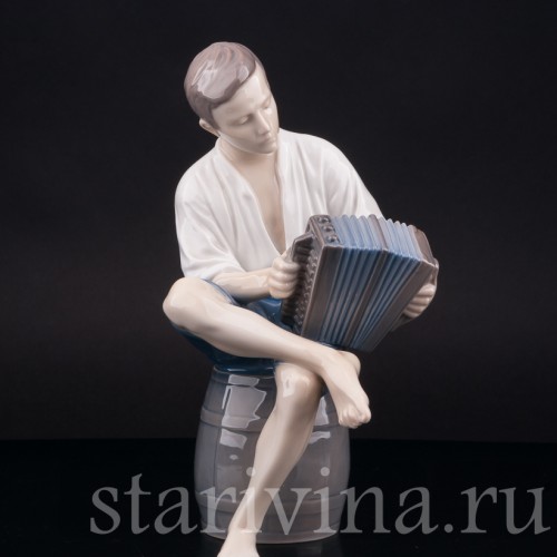Фарфоровая статуэтка Юноша с гармошкой, Bing & Grondahl, Дания, 1952-58 гг.